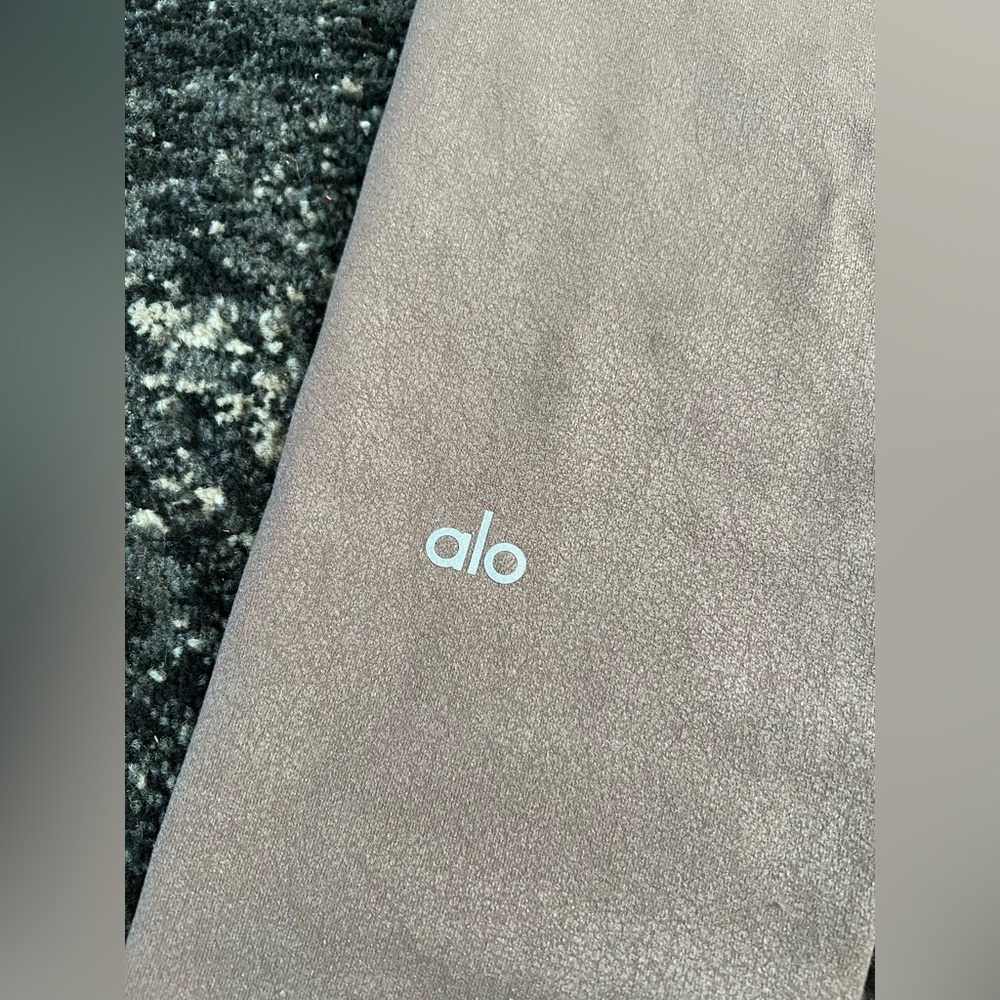 ALO Yoga Shimmering Tan Activewear Set - Picture 10 of 16